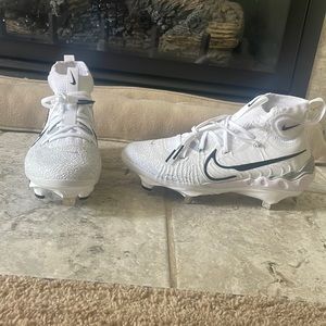 I am selling a size 8 nike cleat. Got the wrong size for my cousin. Needed gone